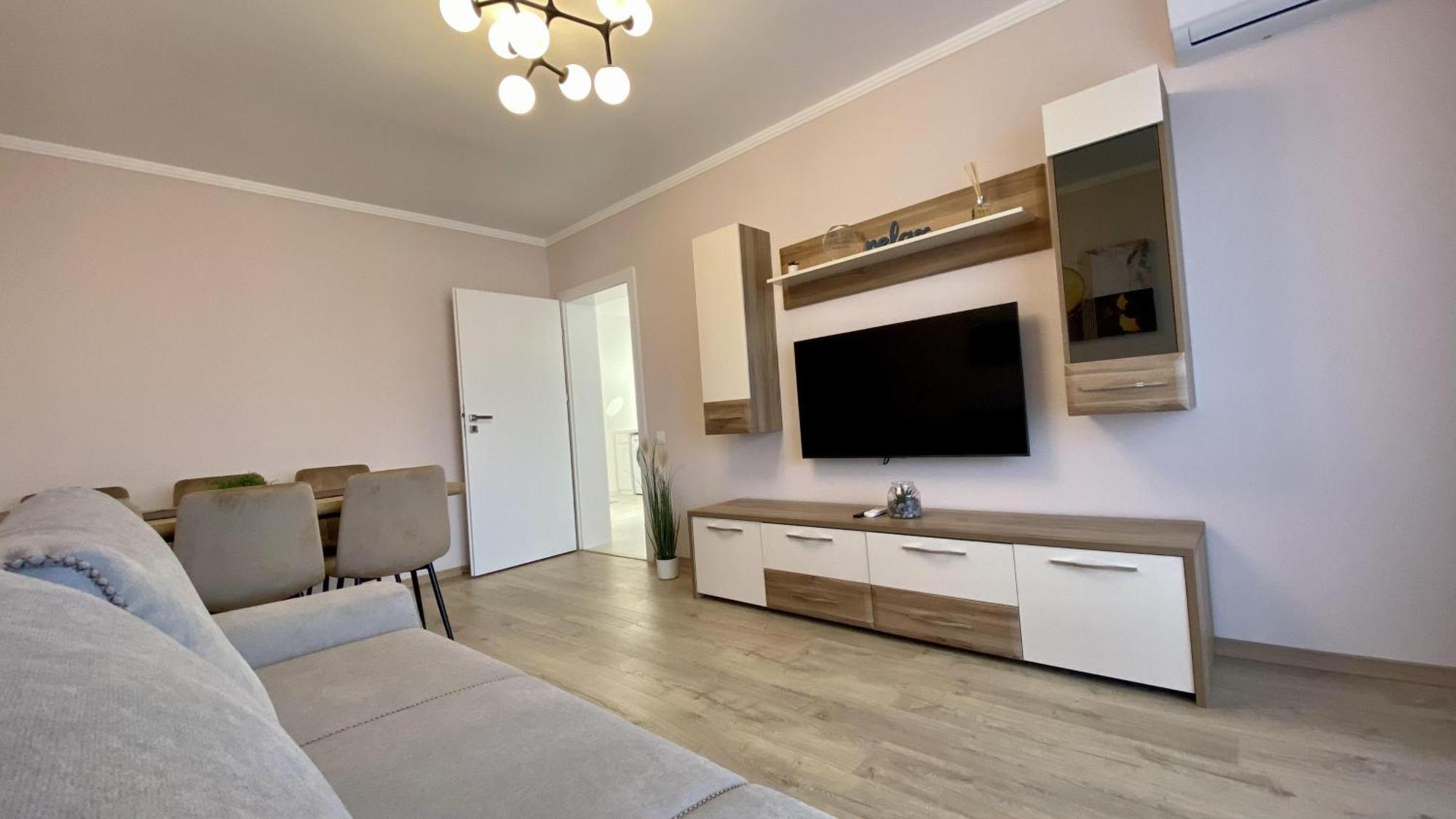 This Is Us Apartments Oradea Bagian luar foto